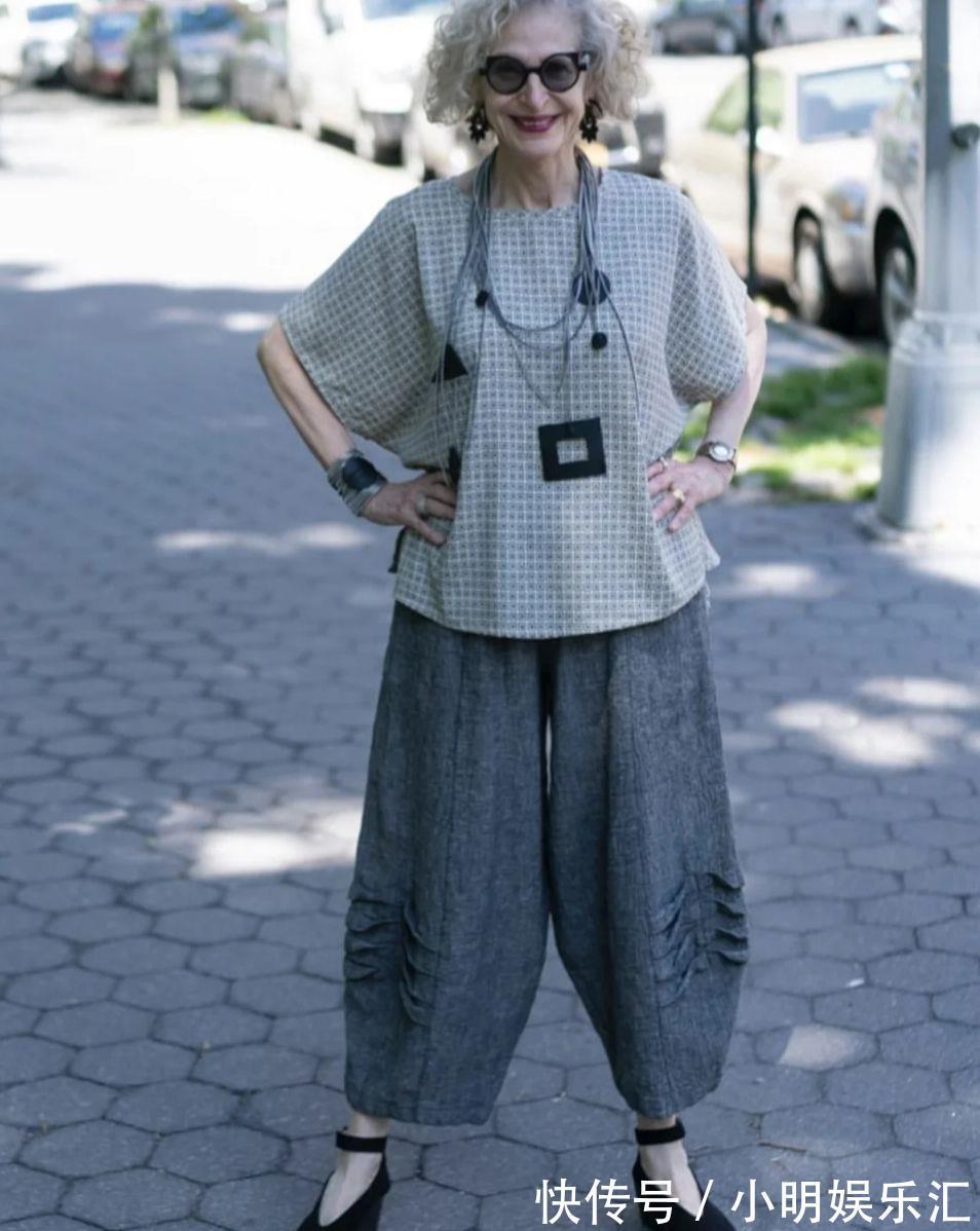 少女感|头发花白依旧保持少女感,这位奶奶靠色彩搭配成赢家,时髦又洋气