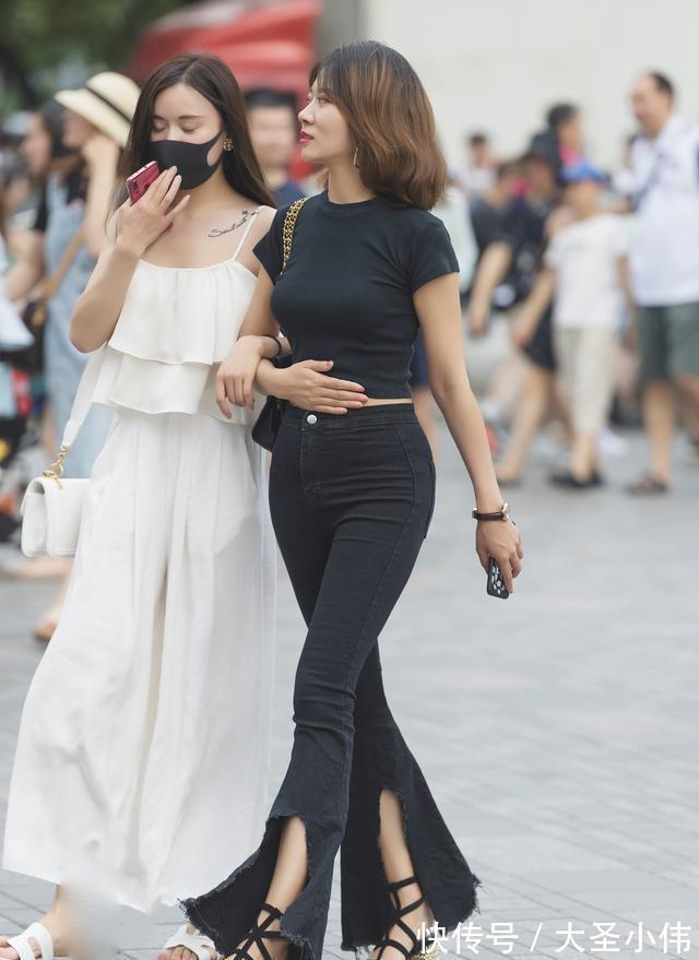 街拍 美女街拍:“黑白双煞”姐妹花,左边的有老公,右边的美女有人想娶吗?