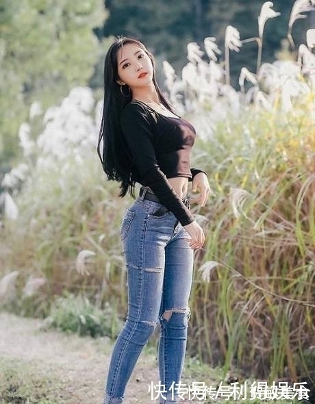 蓝白色 时尚穿搭:紧身牛仔裤小姐姐,身姿丰腴,让人眼前一亮!