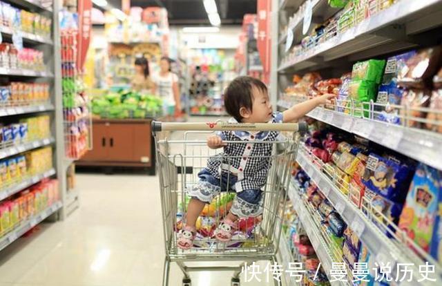 赔偿|孩子先喝饮料后付款,商家却要求10倍赔偿,妈妈的回答引众人称赞