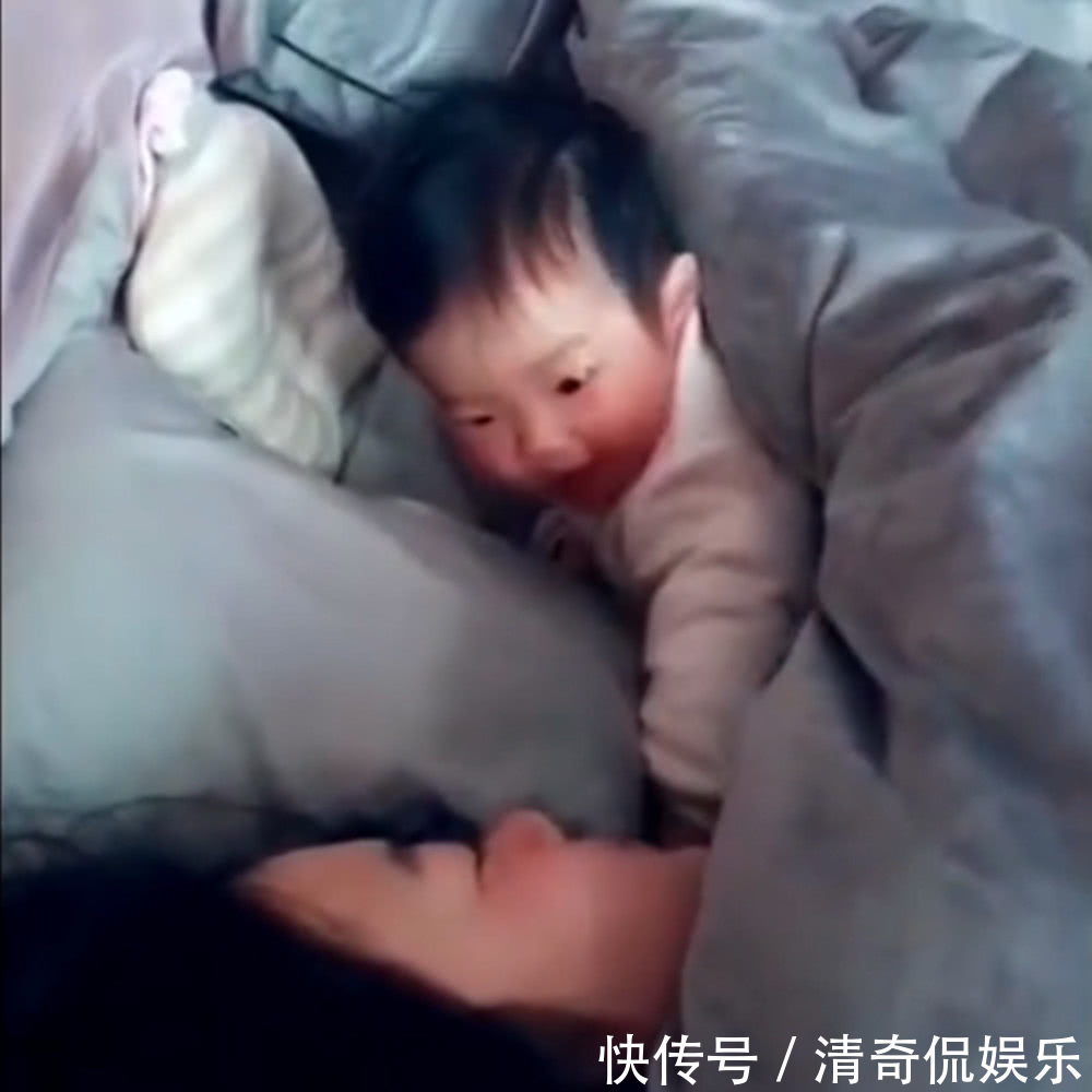 妈妈|宝宝醒来发现妈妈离得远，笨拙的爬到妈妈身边安心睡去，太暖心了