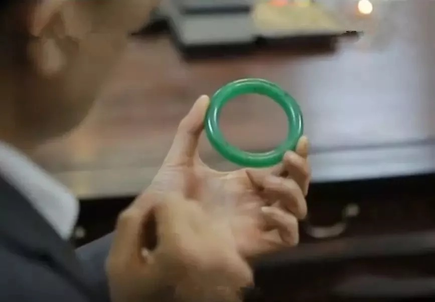 价格|玉商排队求购的极品翡翠手镯!价格仅仅1200万,没想到…