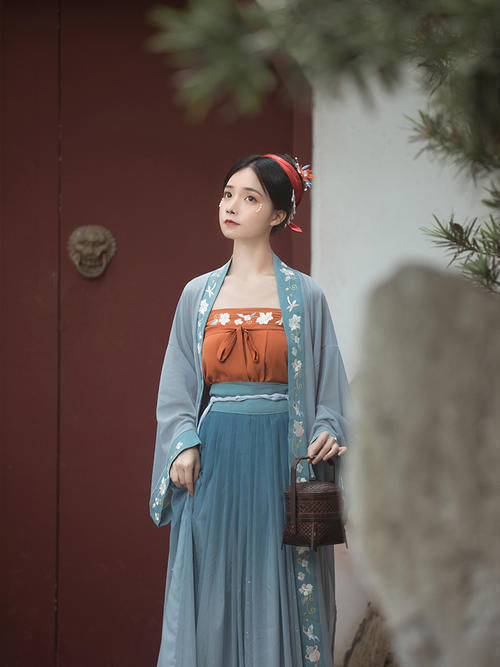 齐胸襦裙#各个朝代的代表性汉服,明制端庄,宋制优雅,你最喜欢哪一种?