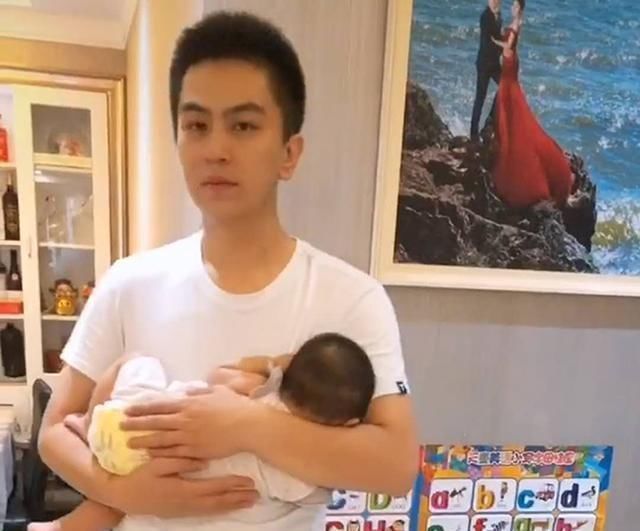 宝宝|爸爸强硬“命令”宝宝睡觉,宝宝趴爸爸怀里假睡,大眼睛滴溜溜乱转笑翻妈妈