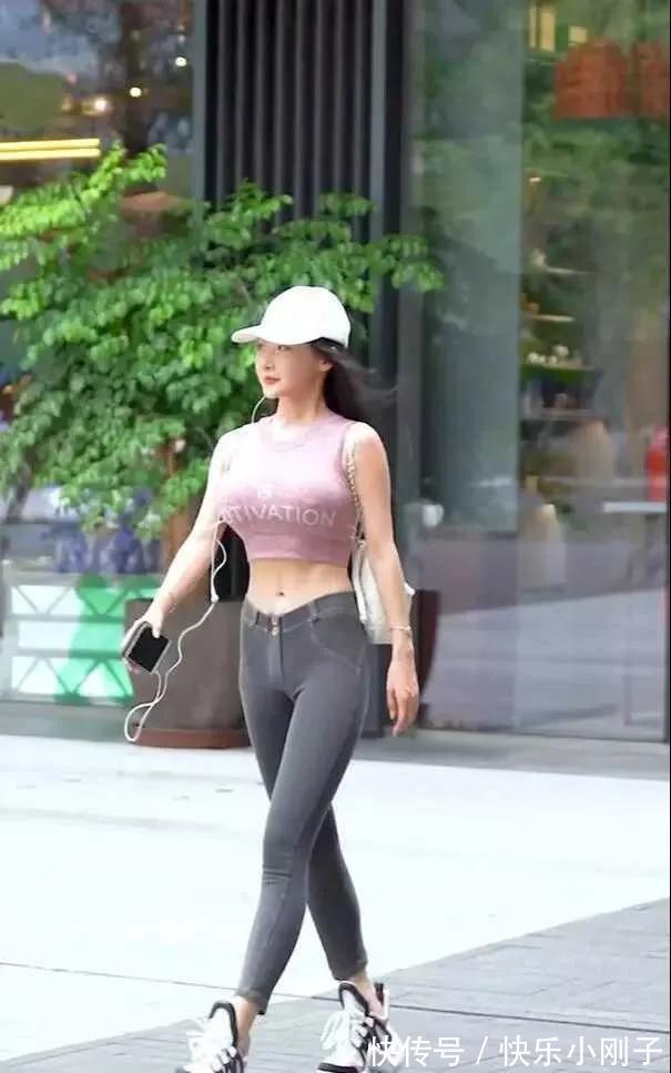 穿搭 牛仔裤的潮流风尚,穿出了无痕裤效果,紧致修身显腿长