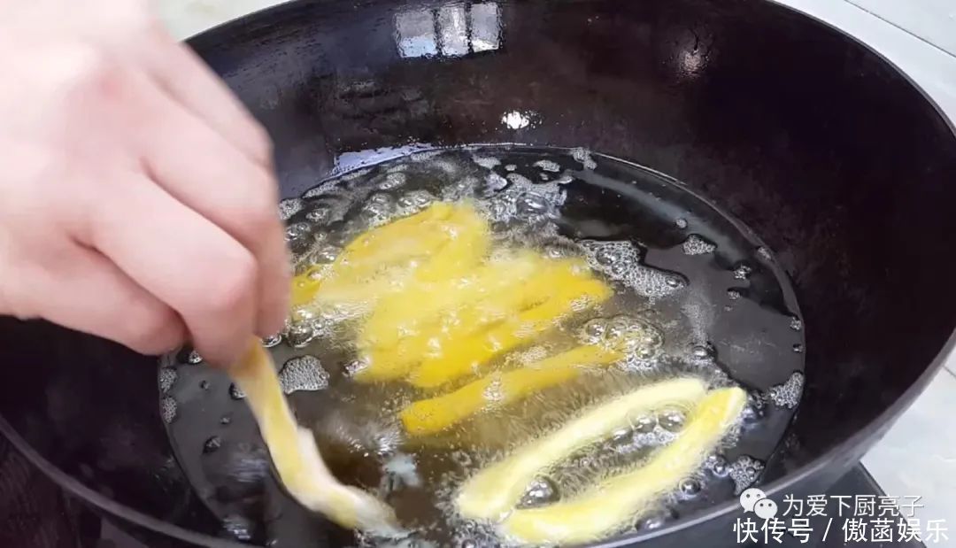 以后南瓜面粉就这么做,加3个鸡蛋,不蒸馒不烙饼,上桌就被抢光