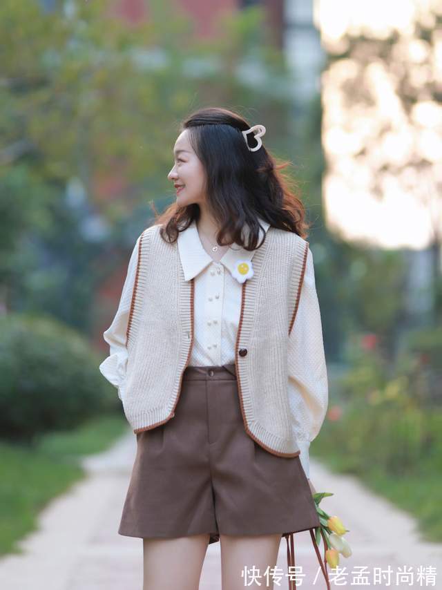 小蛮腰|微胖女生怎么穿才好看？西服外套搭配T恤和黑色短裤，显高又显瘦