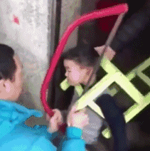 |搞笑GIF：姑娘 能不能告诉我你是怎样坐进去的