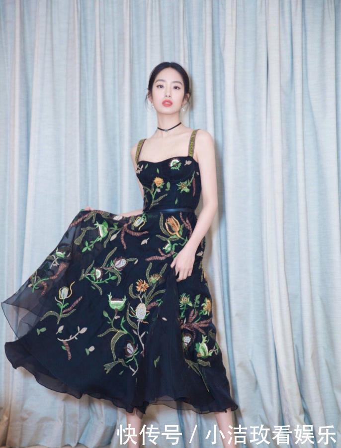 大气|王智颜值高,还非常会穿,低马尾配黑色连衣裙高贵大气,魅力十足