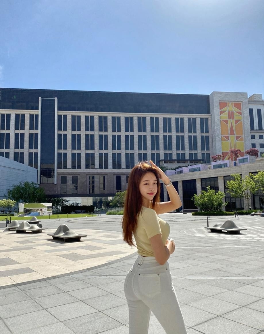 曲线|身材娇小但曲线曼妙的小姐姐, T恤配白色牛仔裤的样子, 美得很惊艳