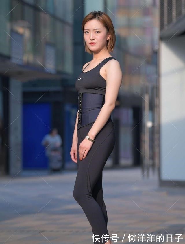 腰身 束腰的别致穿搭,搭配运动背心,轻松展现美丽曲线!