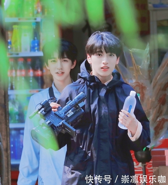 文轩|丁程鑫快本代班轮番上阵,不止文轩得到热度,个资变团资引发争议