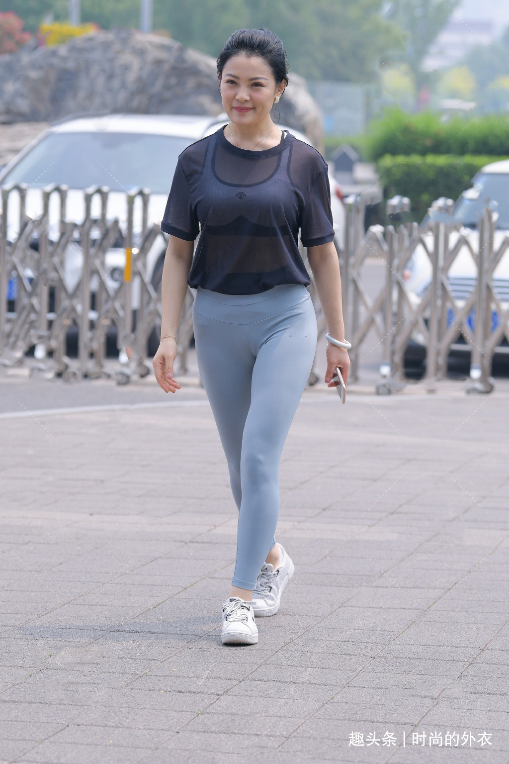 日常出行选择休闲运动装,简单修身,让你美成焦点