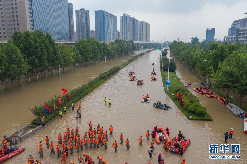 郑开大道|暴雨突袭下的生命接力——郑州万名医院患者大转移纪实