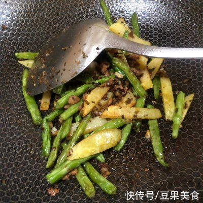 学会这样做干煸土豆豆角秒变大厨