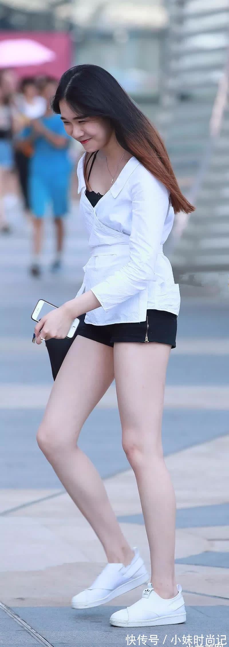 性感 街拍:打扮很清新的性感小姐姐,很真实的拍摄,很大众的颜值!