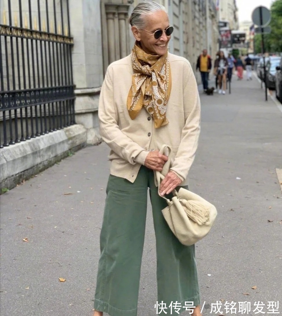 时髦 年龄大不是借口,这位奶奶头发花白照样爱打扮,穿搭时髦状态超赞