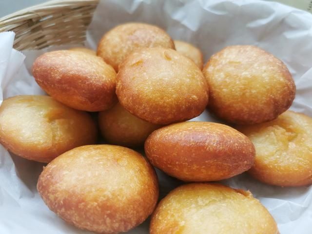 面粉中倒入开水搅一搅,做出来的糖糕个个空心鼓大泡,外酥里软