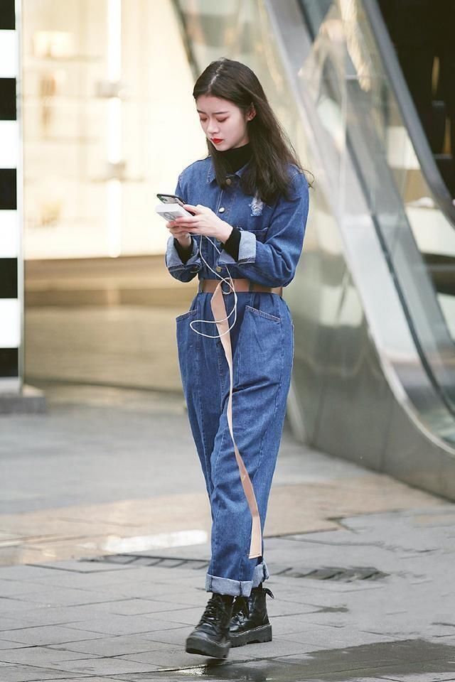 牛仔|美女街拍：时尚大气的小姐姐，牛仔工装裤的穿搭，性感十足