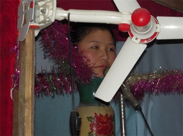 90年代风靡全国,身子是花瓶的“花瓶姑娘”,是怎样骗小孩的