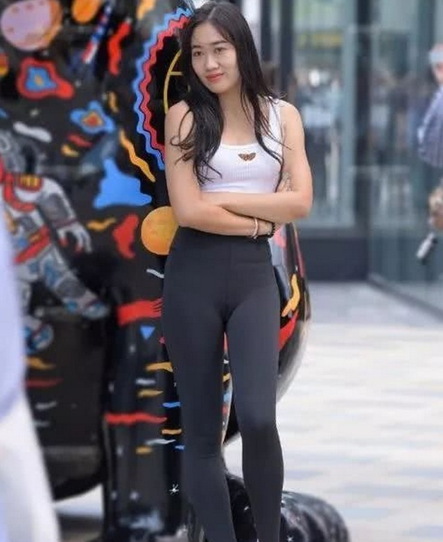 紧身裤 爱运动的小姐姐，一条紧身裤让她亮点十足