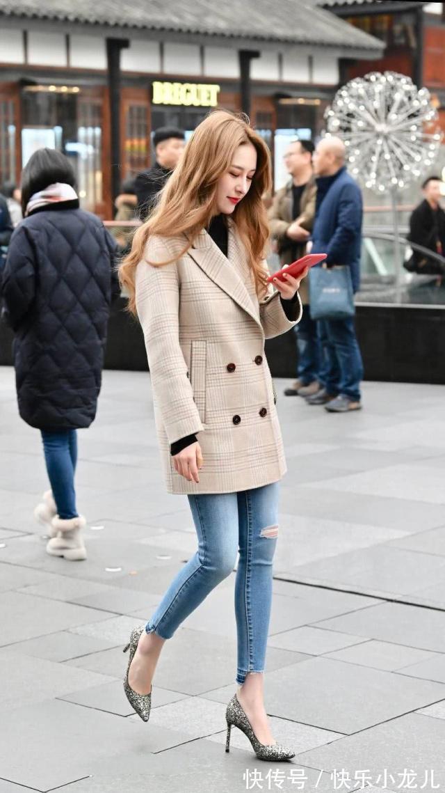 干练 运动打底裤穿着轻松舒适,休闲的白色上衣,轻盈柔美的感觉