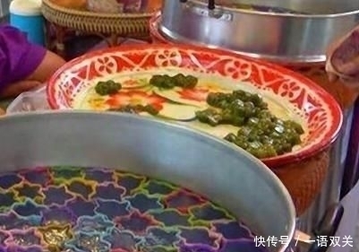 大姐摆摊卖“特别”小吃,1元2个,一天只做2大锅,来晚了吃不上