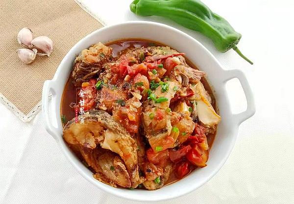 桌管|入夏后,用这食材炖鱼好开胃,咸鲜味美下饭菜,大碗上桌管够