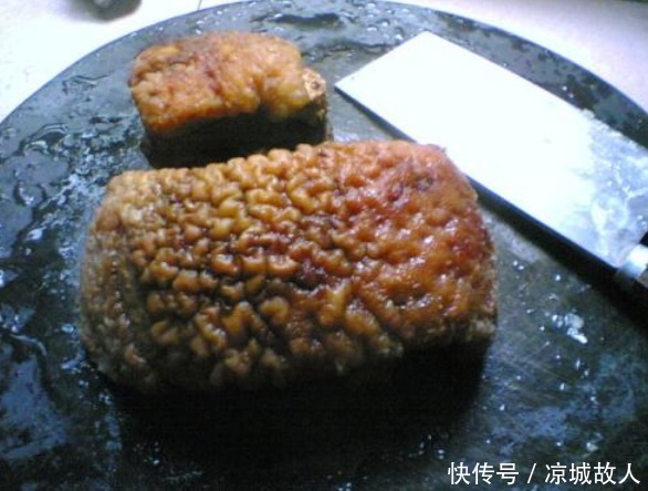 炸扣肉,直接油炸是大错,牢记4个技巧,金黄红润,布满了虎皮泡