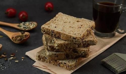 买面包时,尽量避开这一种,烘焙师:只有不懂的人才会吃