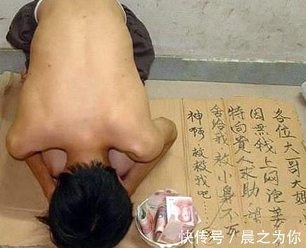 |搞笑GIF:不愧是兄弟两个,连摔跤都是这么同步,好可爱!