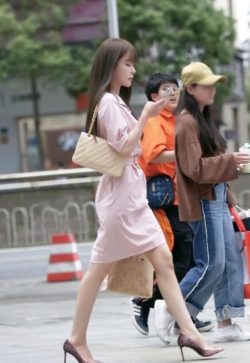 连衣裙|一袭粉色的连衣裙，彰显辣妈的时尚活力，真的太美啦！