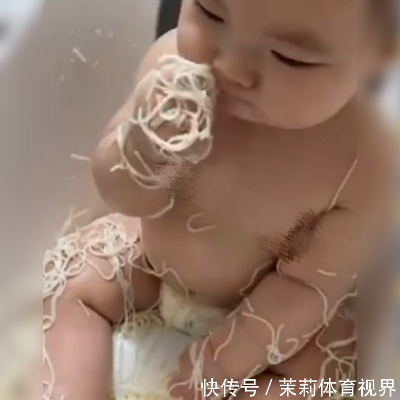 食物|萌娃吃面条吃得满身都是,网友:照这样吃,可能得要吃到天荒地老