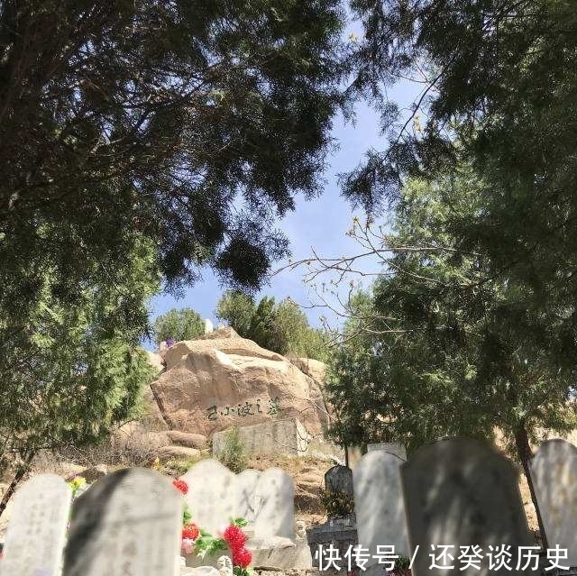 王小波墓地：墓碑是一块天然的大石头，底部凿了一个洞放骨灰盒