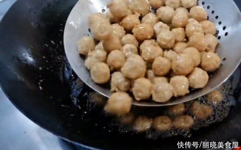 炸丸子，最忌直接加盐和淀粉，诀窍告诉你，金黄酥脆放凉不回软