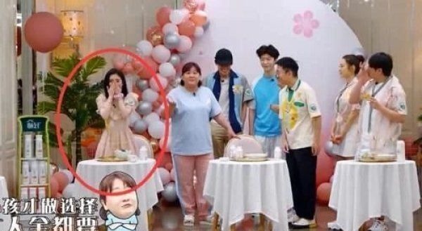 鞠婧祎做饭被众人嫌弃,表面不在意,当镜头扫过表情太真实了