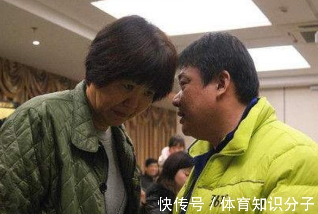 郎导|精神爽朗!女排郎平最新近况被曝光,陪女儿逛街买衣服生活惬意