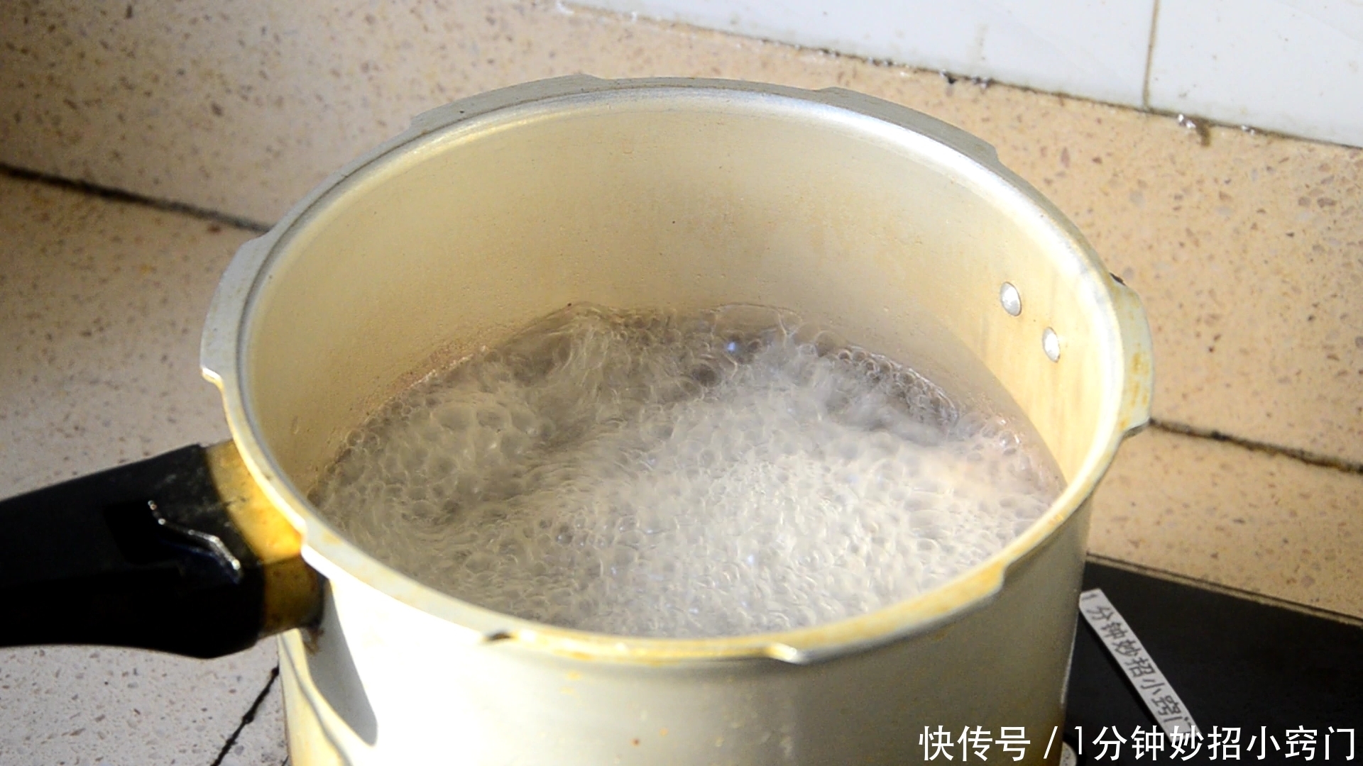 炖肉时上面的浮沫应该撇去吗?大多数人都做错了,看完提醒家人