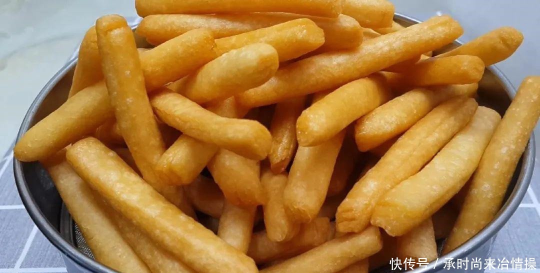 小油条|糯米粉这样做才好吃,开水一烫,个个焦脆又香酥,比麻花油条好吃