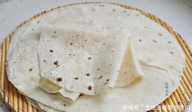 做老味沓馍,标配是春天的小葱,咬一口,外焦里软,喷喷香!