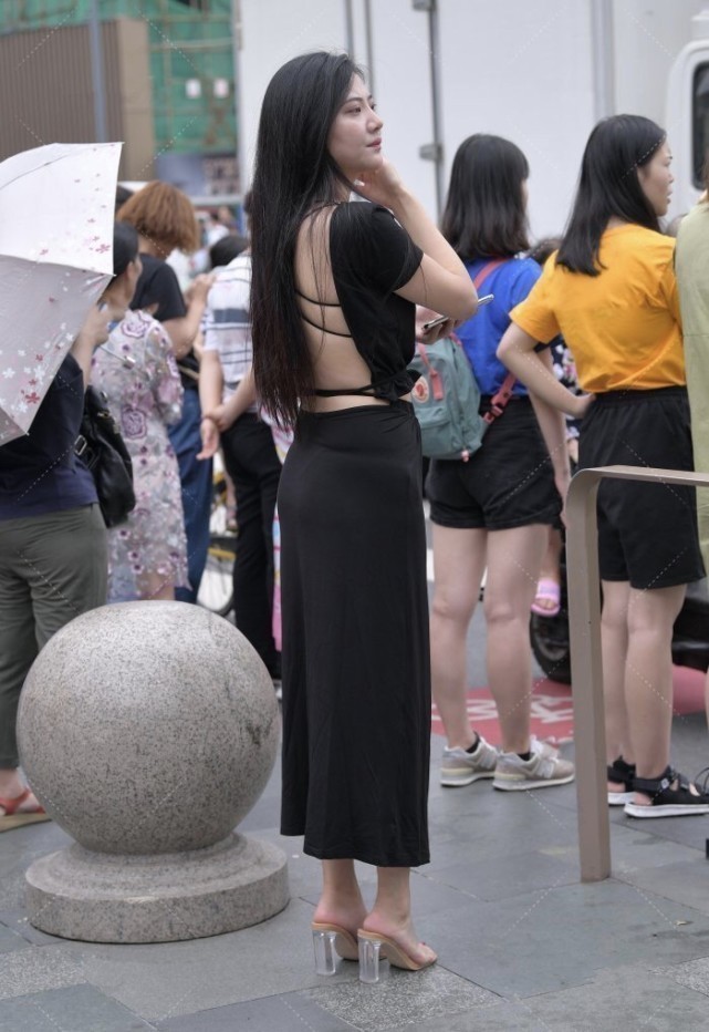 气场感 黑色上衣搭配包臀裙低调逛街,潮流穿搭不怕热,姐姐气场感十足