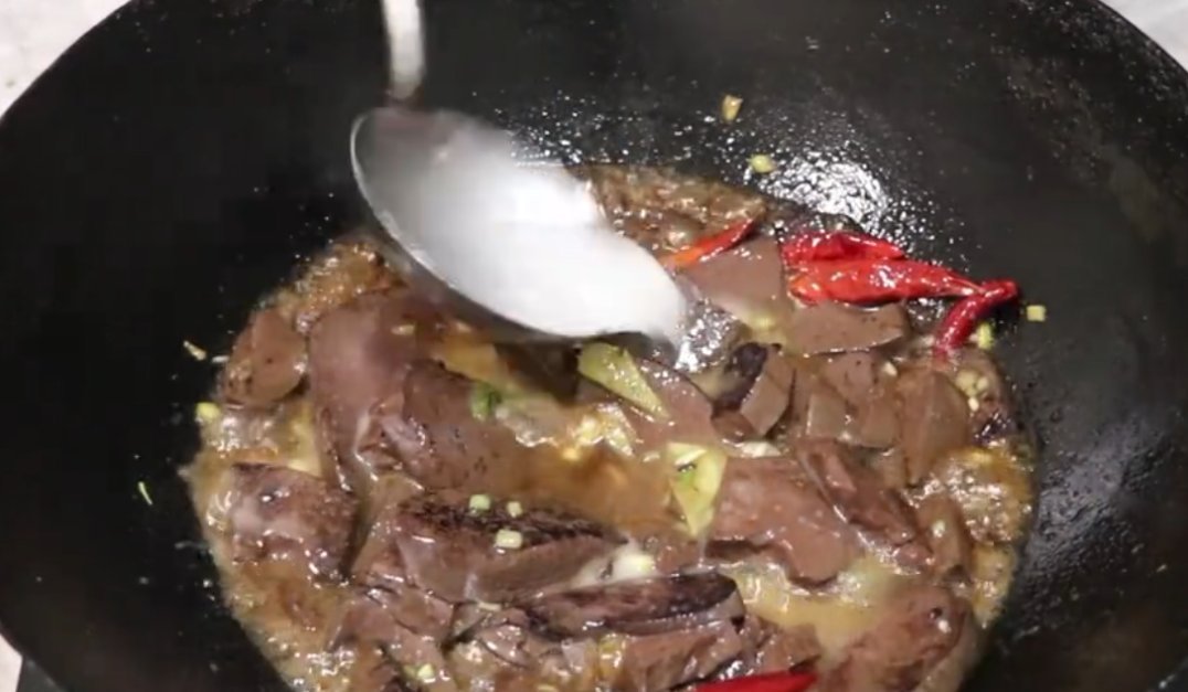 倒入|猪血最美味的吃法,香辣美味,猪血Q弹爽滑,是一道不错的家常菜