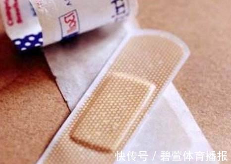 蚊子|为什么有钱人在卧室门贴个“创可贴”?听内行一说,后悔没早知道