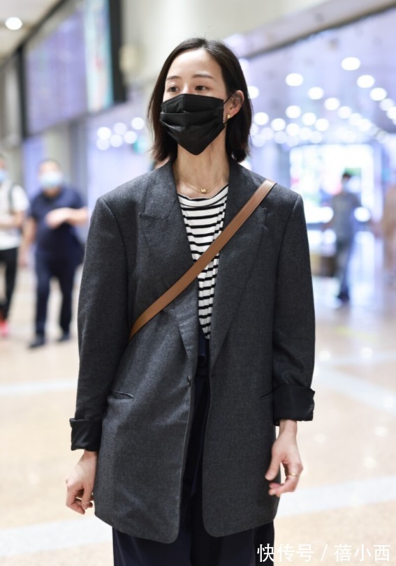 穿搭|张钧甯穿得越简约越高级，西装内搭条纹T恤，再穿阔腿裤时髦洋气