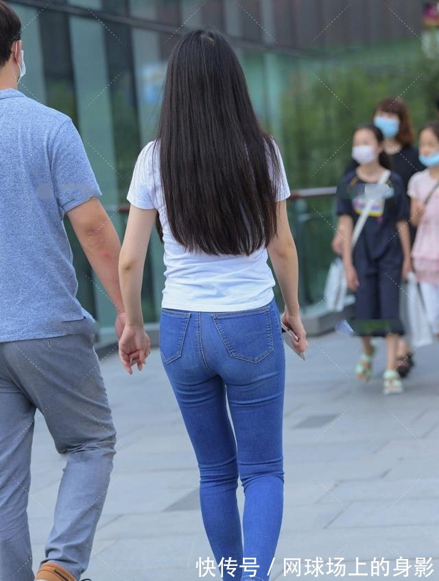 t恤 白短袖搭配牛仔裤,干净的穿搭,随性洒脱