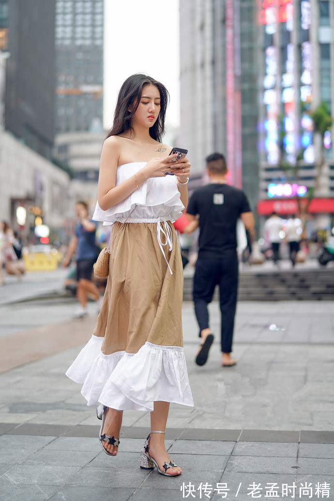 路人 街拍路人,时尚任性的小女人穿搭参考,让你显得年轻又有活力