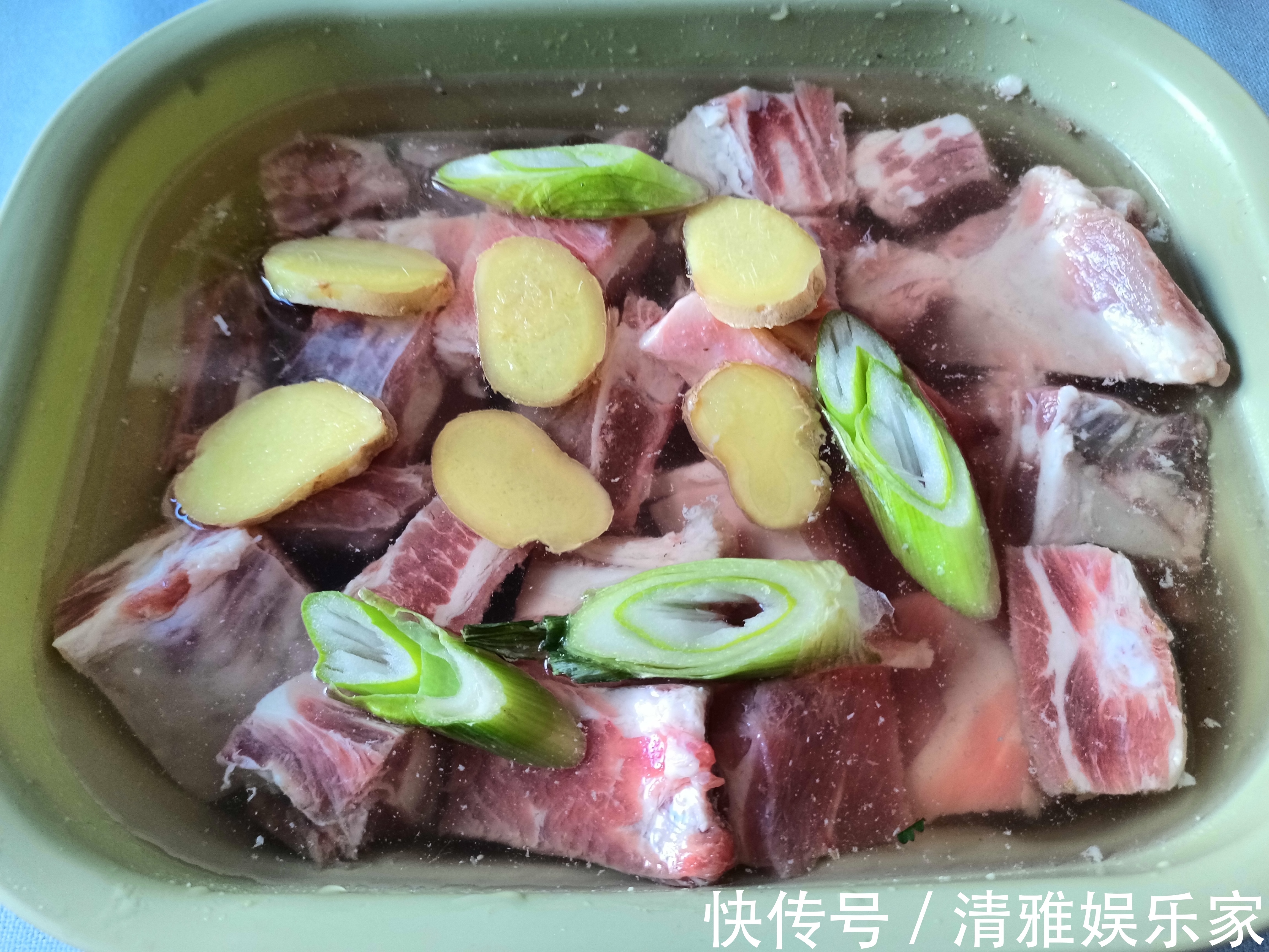 炖排骨时有人焯水,有人直接炖,全不对!这才是正确做法,太香了