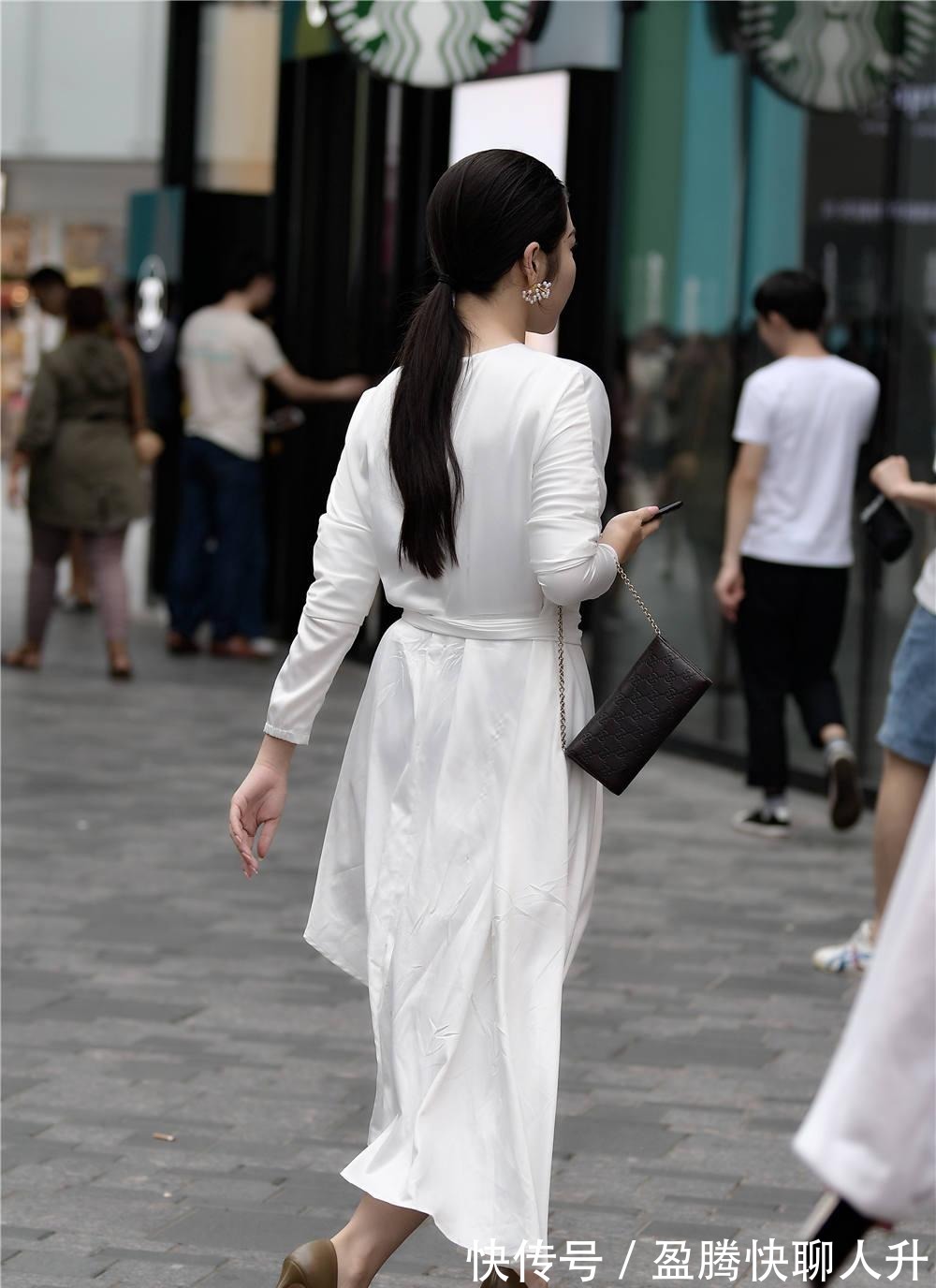 高跟鞋|褐色尖头细跟鞋，搭配白色连衣长裙，穿出仙女风