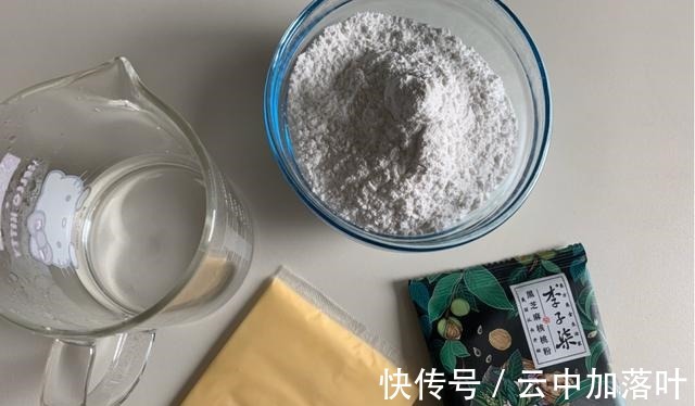 年糕|自制黑芝麻核桃芝士年糕，能拉丝又清甜，关键是一点也不腻！
