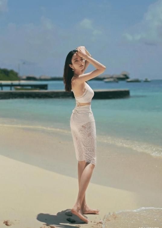 表妹为了“炫耀”她的新泳衣,天天都约我去海边玩